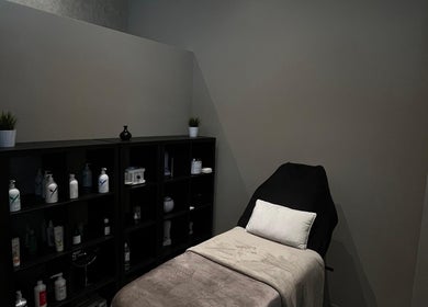 Relaxing treatment room at Cmj Health Care & Beauty, Bruxelles, Bruxelles, BE, featuring a cozy spa bed.