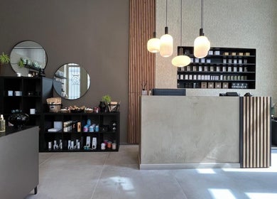 Modern reception area at Cmj Health Care & Beauty, Bruxelles, Bruxelles, BE, showcasing elegant design and products.