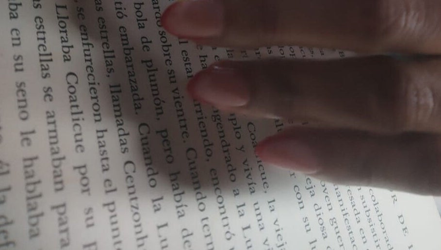 Unas uñas elegantemente cuidadas leyendo un libro en Borcelle | Nails, Aguascalientes, Aguascalientes, MX.