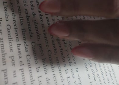 Unas uñas elegantemente cuidadas leyendo un libro en Borcelle | Nails, Aguascalientes, Aguascalientes, MX.