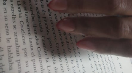 Unas uñas elegantemente cuidadas leyendo un libro en Borcelle | Nails, Aguascalientes, Aguascalientes, MX.