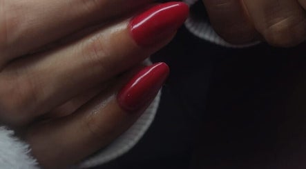 Uñas rojas impecables en Borcelle | Nails, Aguascalientes, Aguascalientes, MX. Experiencia de belleza única.