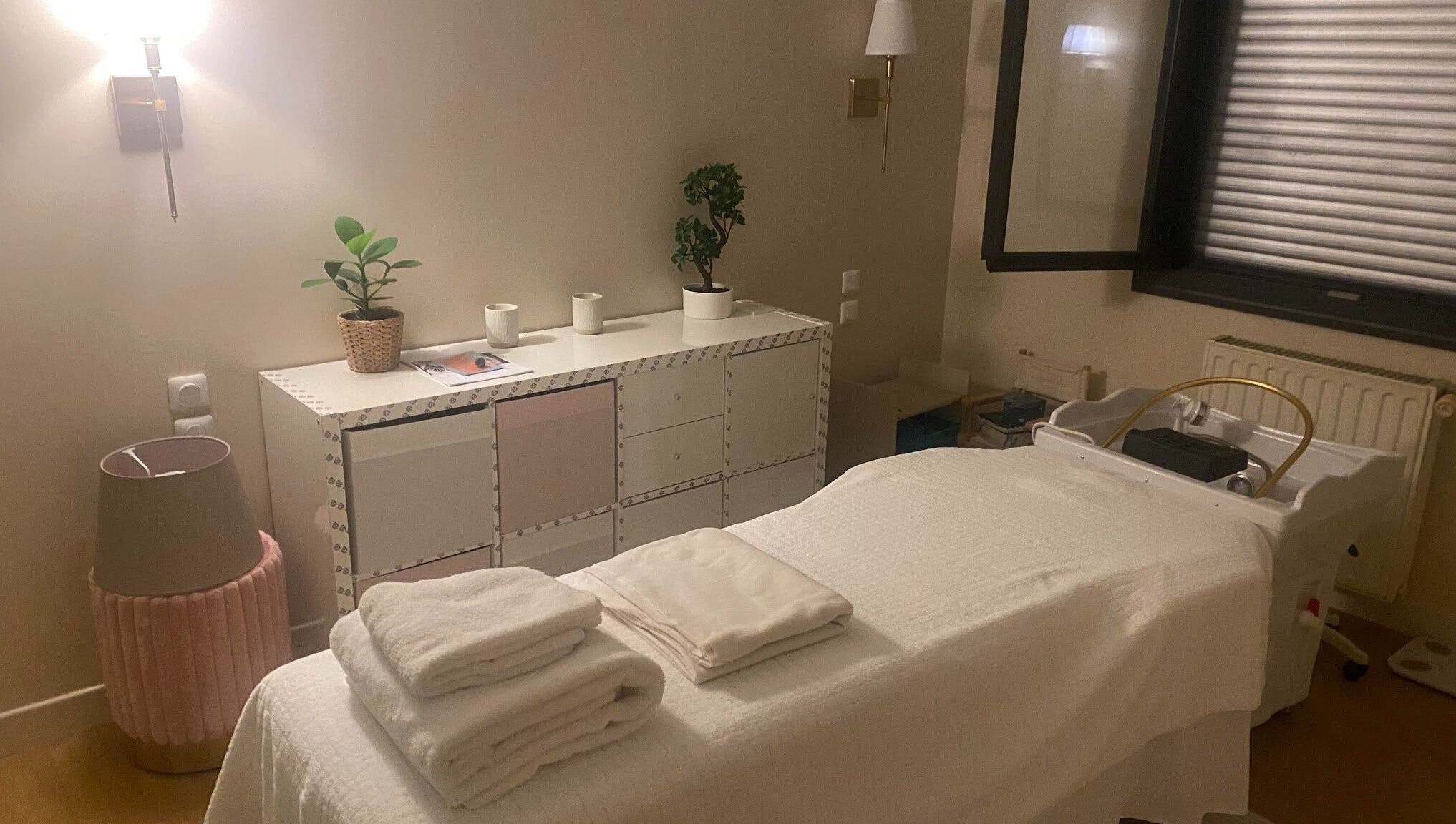 Salle de soins relaxante à Headspa By M, Ozoir-la-ferrière, Île-de-france, FR, offrant une ambiance sereine.