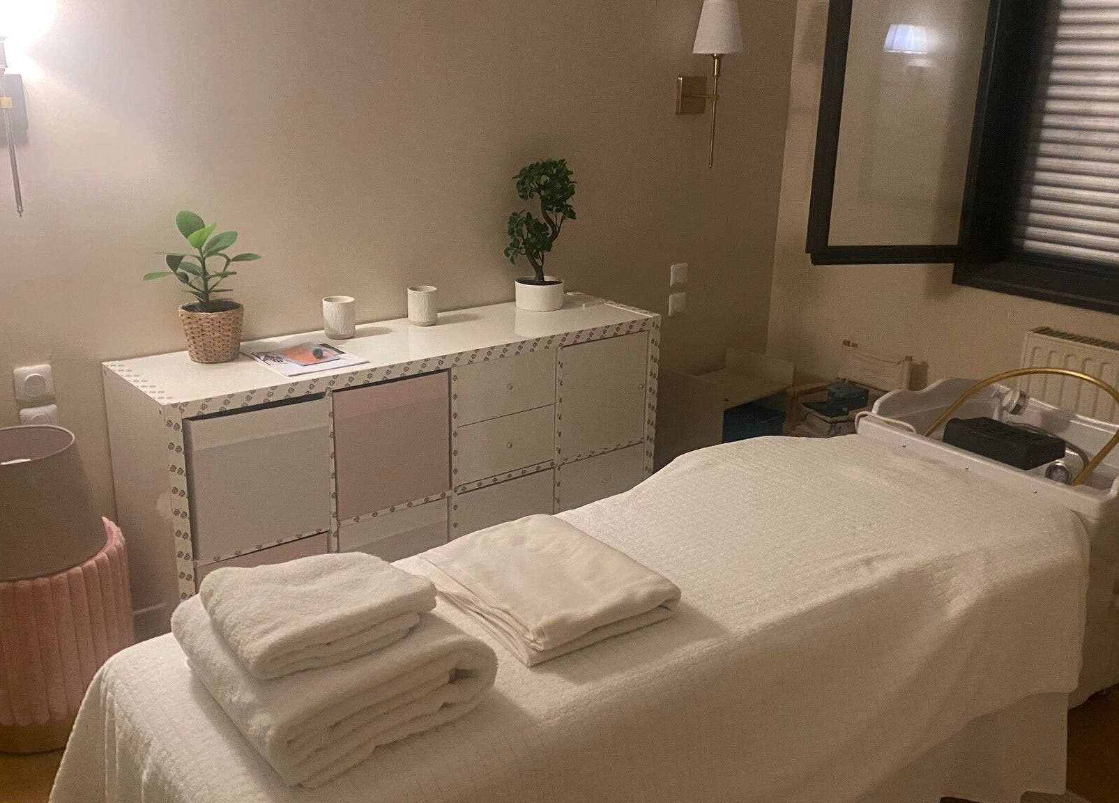 Salle de soins relaxante à Headspa By M, Ozoir-la-ferrière, Île-de-france, FR, offrant une ambiance sereine.