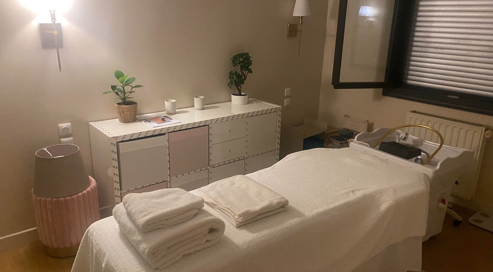 Salle de soins relaxante à Headspa By M, Ozoir-la-ferrière, Île-de-france, FR, offrant une ambiance sereine.