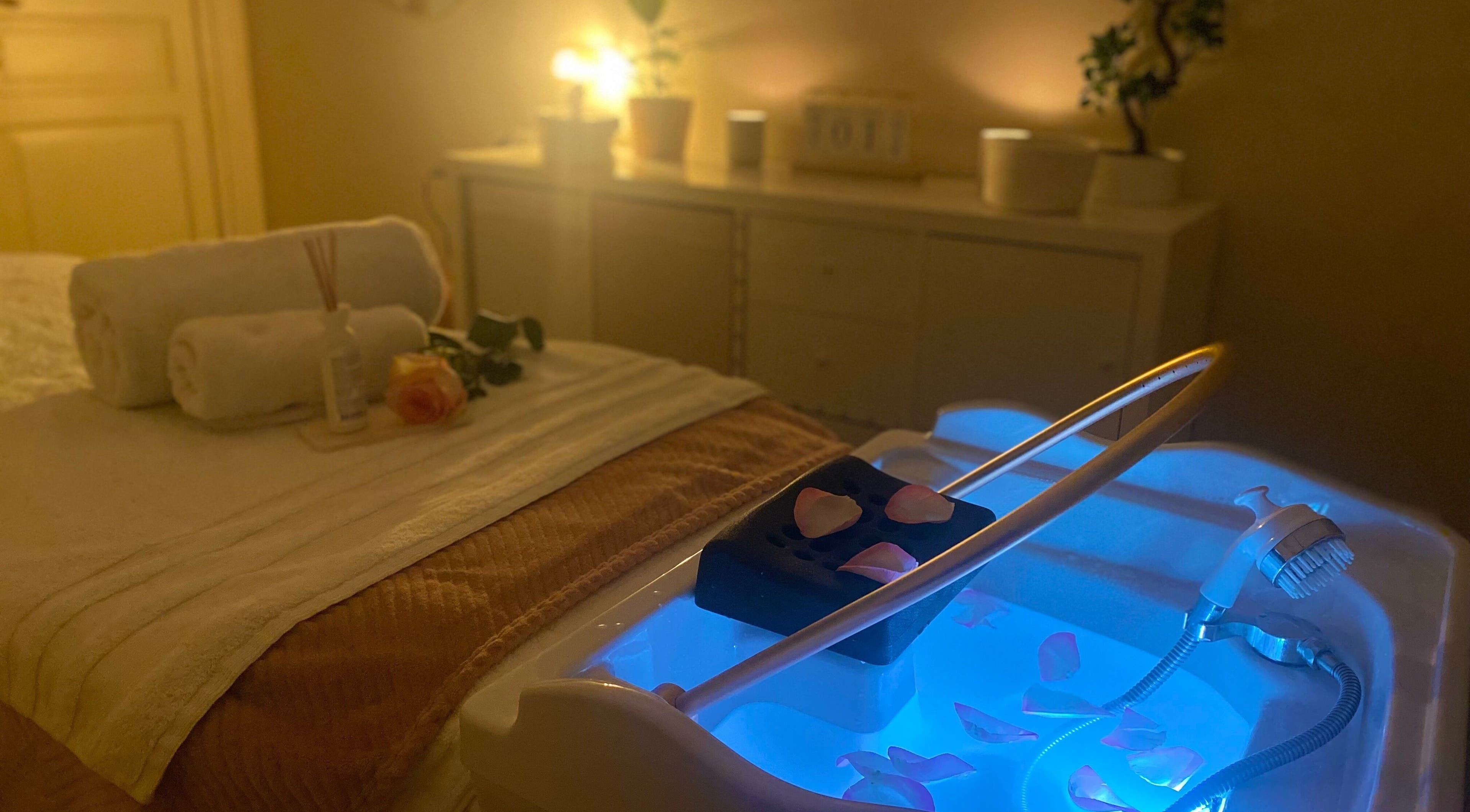 Table de massage relaxante à Headspa By M, Ozoir-la-ferrière, Île-de-France, FR, avec lumière apaisante et pétales.