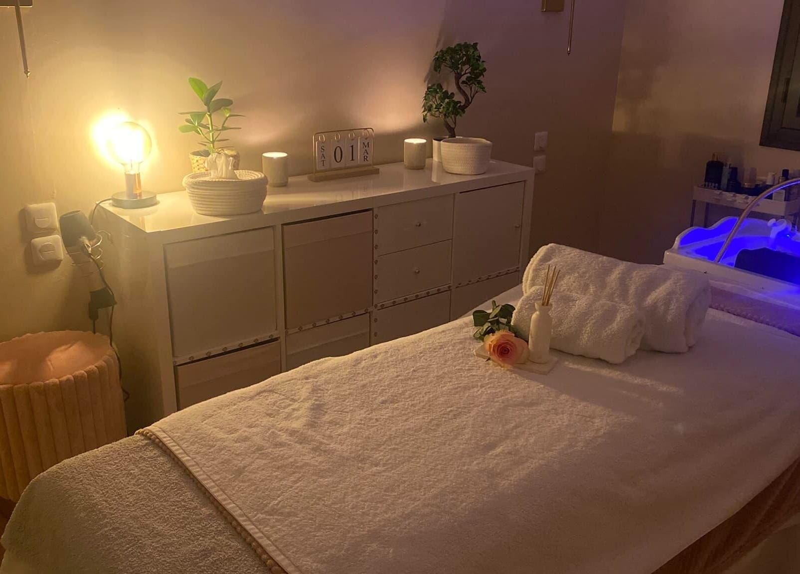 Salle de massage relaxante à Headspa By M, Ozoir-la-Ferrière, Île-de-France, FR avec serviettes et lumière douce.