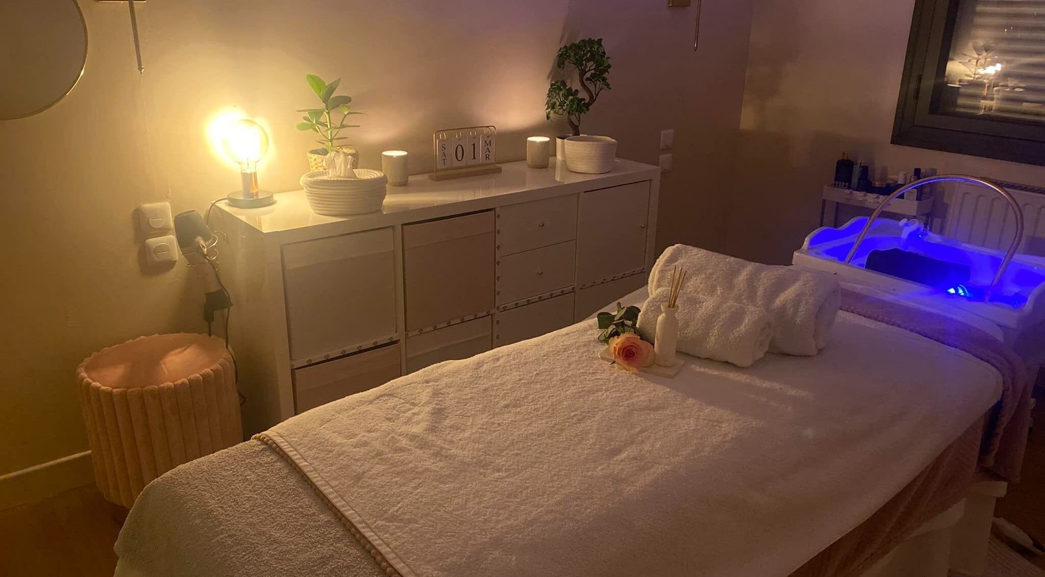Salle de massage relaxante à Headspa By M, Ozoir-la-Ferrière, Île-de-France, FR avec serviettes et lumière douce.
