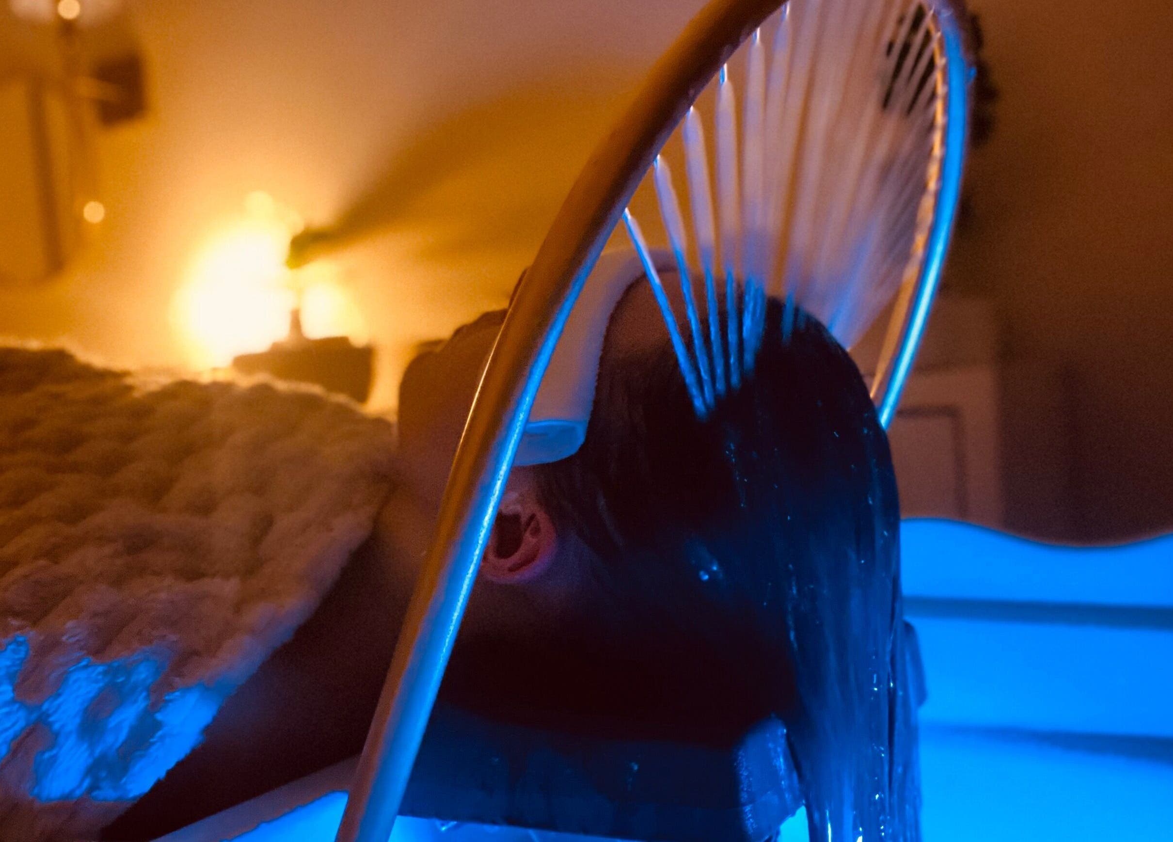 Moment relaxant au Headspa By M à Ozoir-la-ferrière, Île-de-france, FR avec ambiance de lumière tamisée.