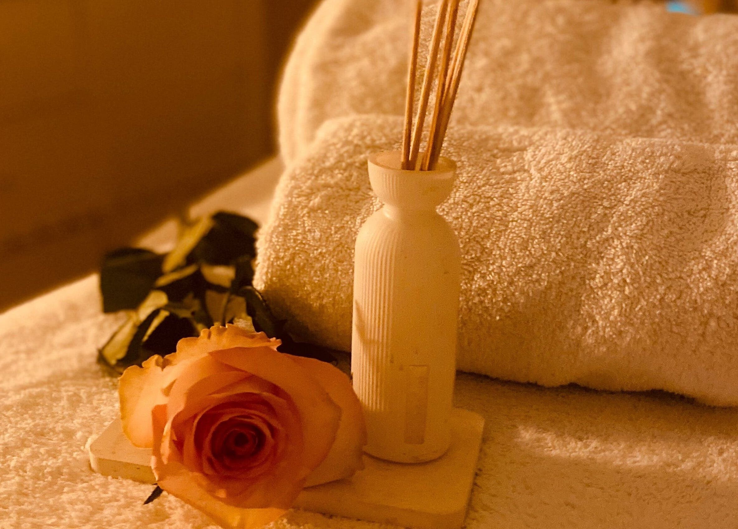 Ambiance relaxante chez Headspa By M à Ozoir-la-Ferrière, Île-de-France, FR, avec rose et serviettes.