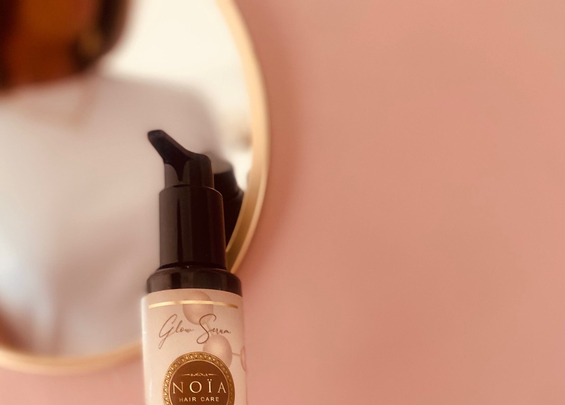 Flacon de soin capillaire devant un miroir à Headspa By M, Ozoir-la-ferrière, Île-de-france, FR.