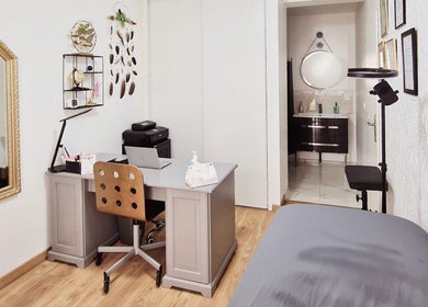 Intérieur du salon Dermo Perfect à Prunay-en-Yvelines, Île-de-France, avec bureau et décor moderne.