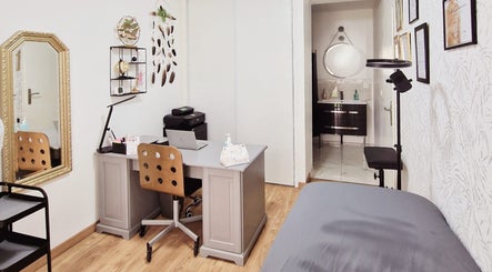Intérieur du salon Dermo Perfect à Prunay-en-Yvelines, Île-de-France, avec bureau et décor moderne.