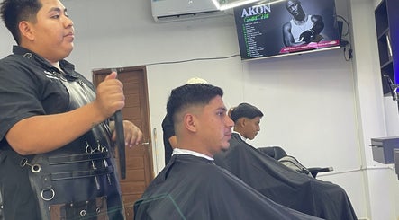 Cliente recibiendo corte de cabello moderno en Barbería de EL OLAM, Santa Cruz De La Sierra, Departamento De Santa Cruz, BO.