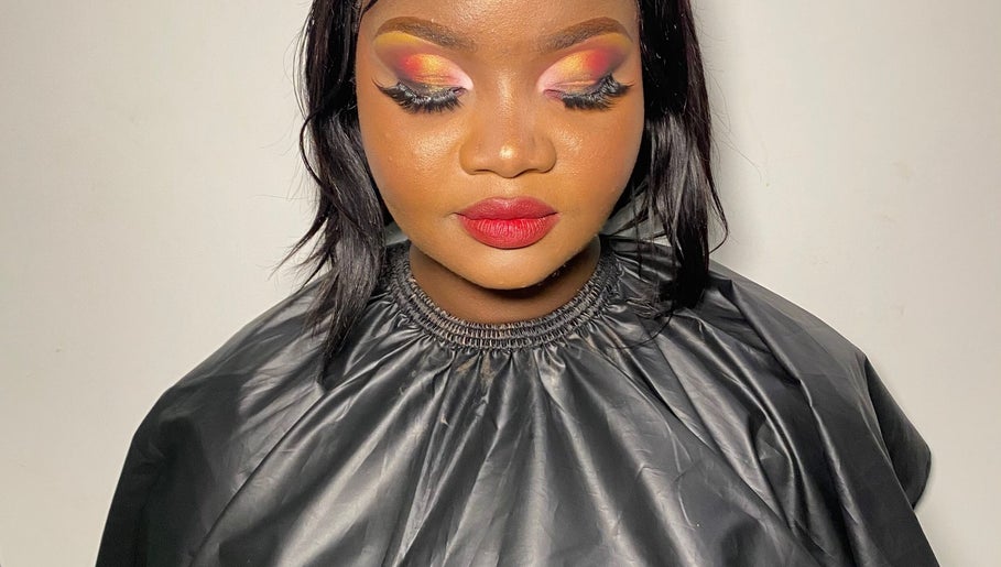 Vibrant eye makeup at Diyasi’s Beauty, Pretoria, Gauteng, ZA. Elegant artistry and precise beauty enhancement.