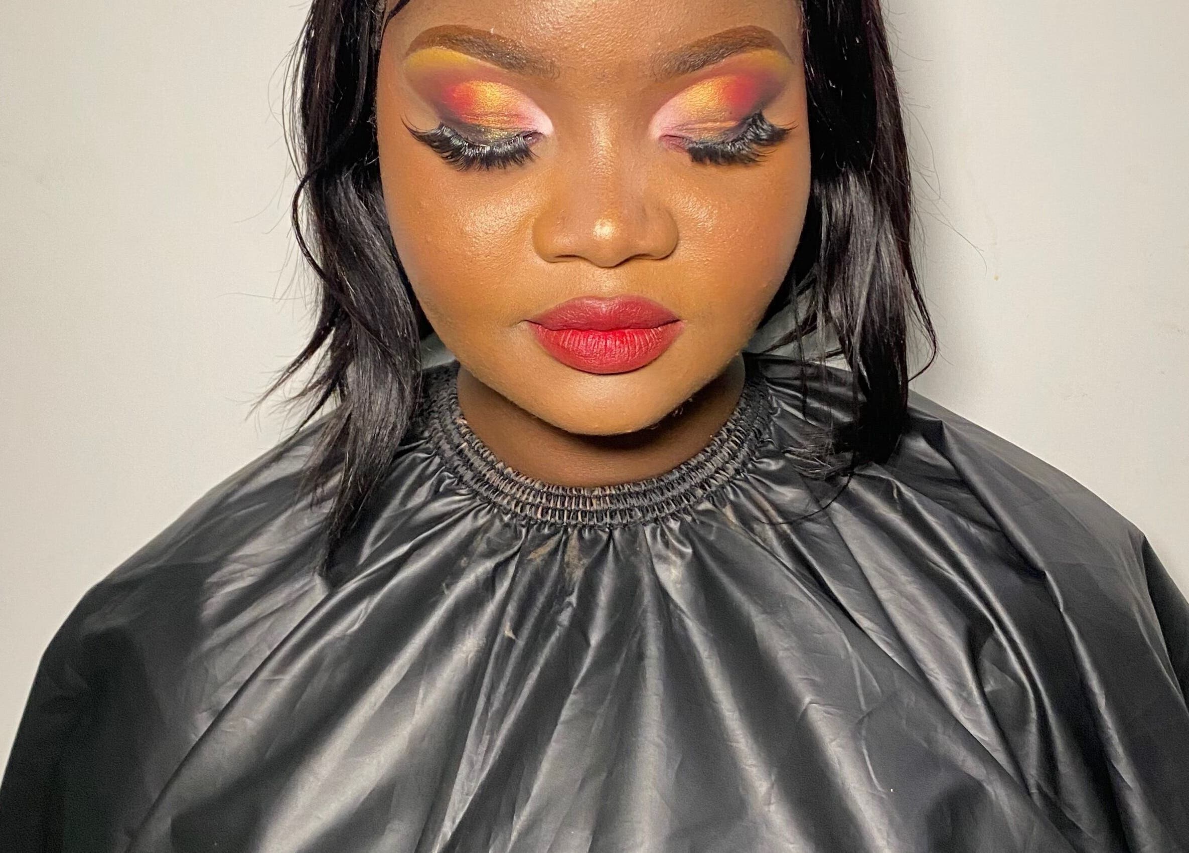 Vibrant eye makeup at Diyasi’s Beauty, Pretoria, Gauteng, ZA. Elegant artistry and precise beauty enhancement.