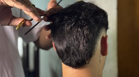 Expert haircutting at Delpa Barber in Arroyo Seco, Santa Fe, AR, showcasing precision and style.