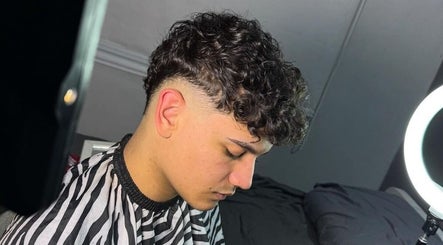 Stylish curly fade haircut at Delpa Barber in Arroyo Seco, Santa Fe, AR.