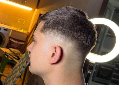 Close-up of a stylish haircut at Delpa Barber in Arroyo Seco, Santa Fe, AR under professional lighting.