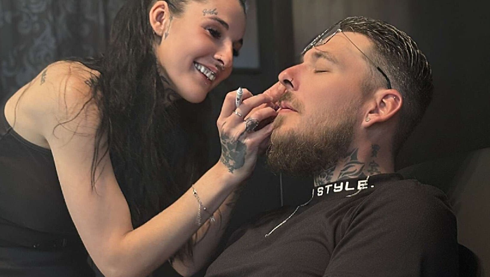 Artiste chez Lilith'ink à Gerzat, Auvergne-rhône-alpes, FR, en train de tatouer un client avec soin.