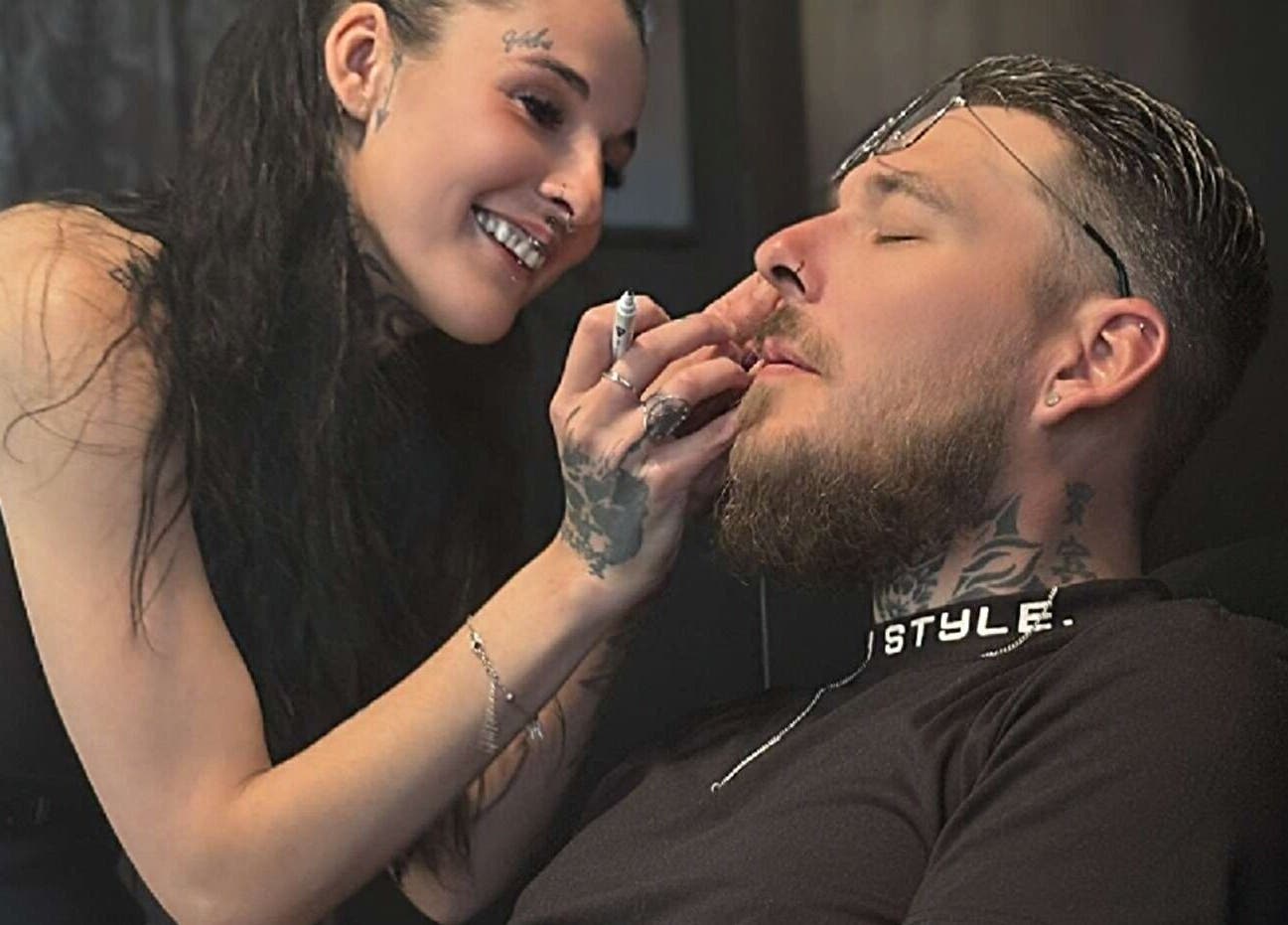 Artiste chez Lilith'ink à Gerzat, Auvergne-rhône-alpes, FR, en train de tatouer un client avec soin.