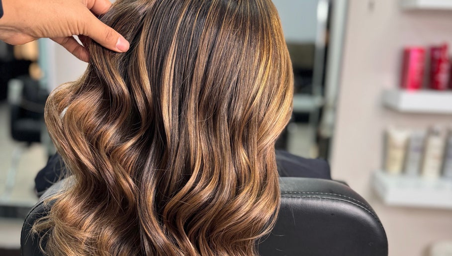 Cabello ondulado en Karen Rivas Beauty Studio, San Salvador, San Salvador Department, SV.