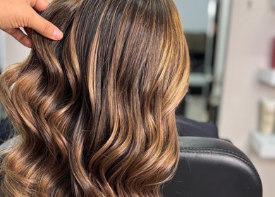 Cabello ondulado en Karen Rivas Beauty Studio, San Salvador, San Salvador Department, SV.