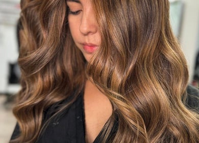 Peinado ondulado en Karen Rivas Beauty Studio, San Salvador, SV. Destaca brillo y textura.