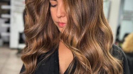 Peinado ondulado en Karen Rivas Beauty Studio, San Salvador, SV. Destaca brillo y textura.