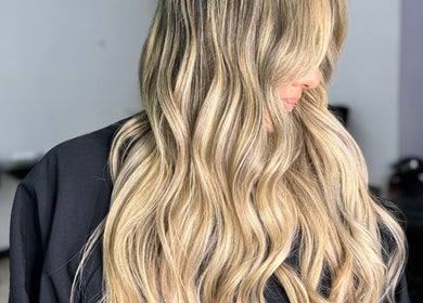 Peinado ondulado rubio en Karen Rivas Beauty Studio, San Salvador, San Salvador Department, SV.