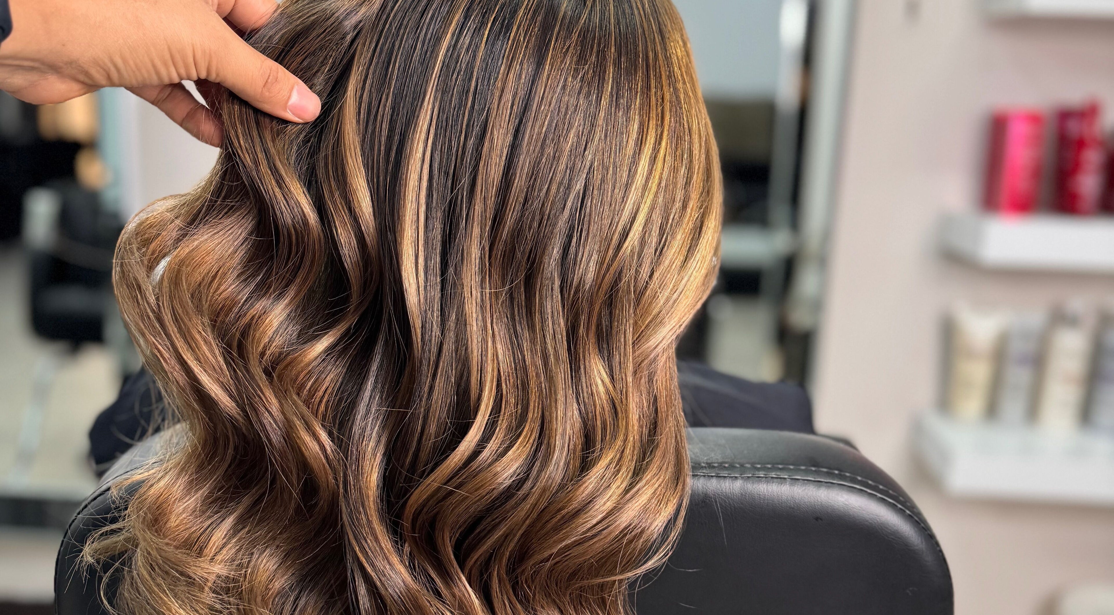 Peinado ondulado y brillante en Karen Rivas Beauty Studio, San Salvador, San Salvador Department, SV.