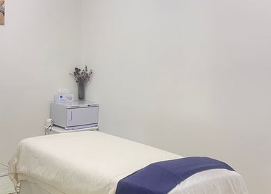 Fufu Beauty Salon的舒适理疗室，位于新西兰奥克兰，清新简单的装饰风格。