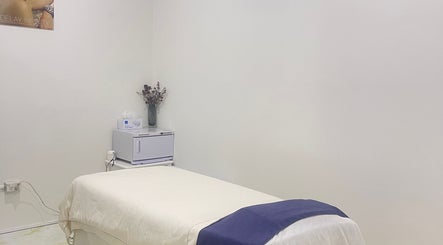 Fufu Beauty Salon的舒适理疗室，位于新西兰奥克兰，清新简单的装饰风格。
