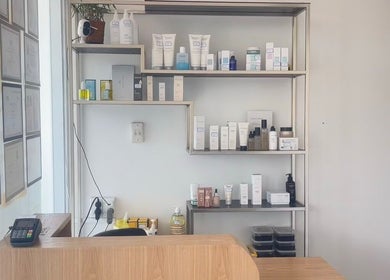 Fufu Beauty Salon的迎宾台，展示多种美容产品，位于新西兰奥克兰。
