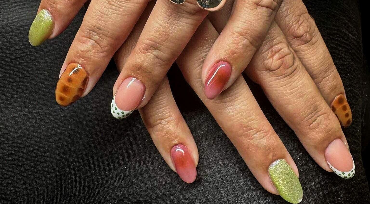 Manucure artistique à Hollyhock, Montréal, Québec, CA, aux tons de vert et marron.