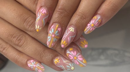 รูปภาพ Mid City Nails 3