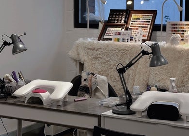 CATPRO Nail Salon 的舒适美甲工作台，位于伦敦，英国。现代化设计，设备齐全。