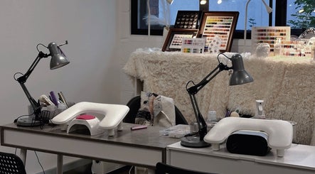 CATPRO Nail Salon 的舒适美甲工作台，位于伦敦，英国。现代化设计，设备齐全。