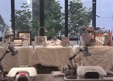 CATPRO Nail Salon 位于伦敦的专业美甲台，展示各种精美指甲样品。