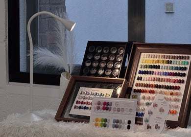 CATPRO Nail Salon 的色彩展示台，展示多种美甲颜色和设计，位于伦敦，英格兰，GB。