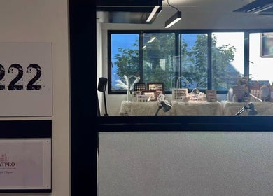 CATPRO Nail Salon，位于伦敦的美甲店，展示窗前景观细节。