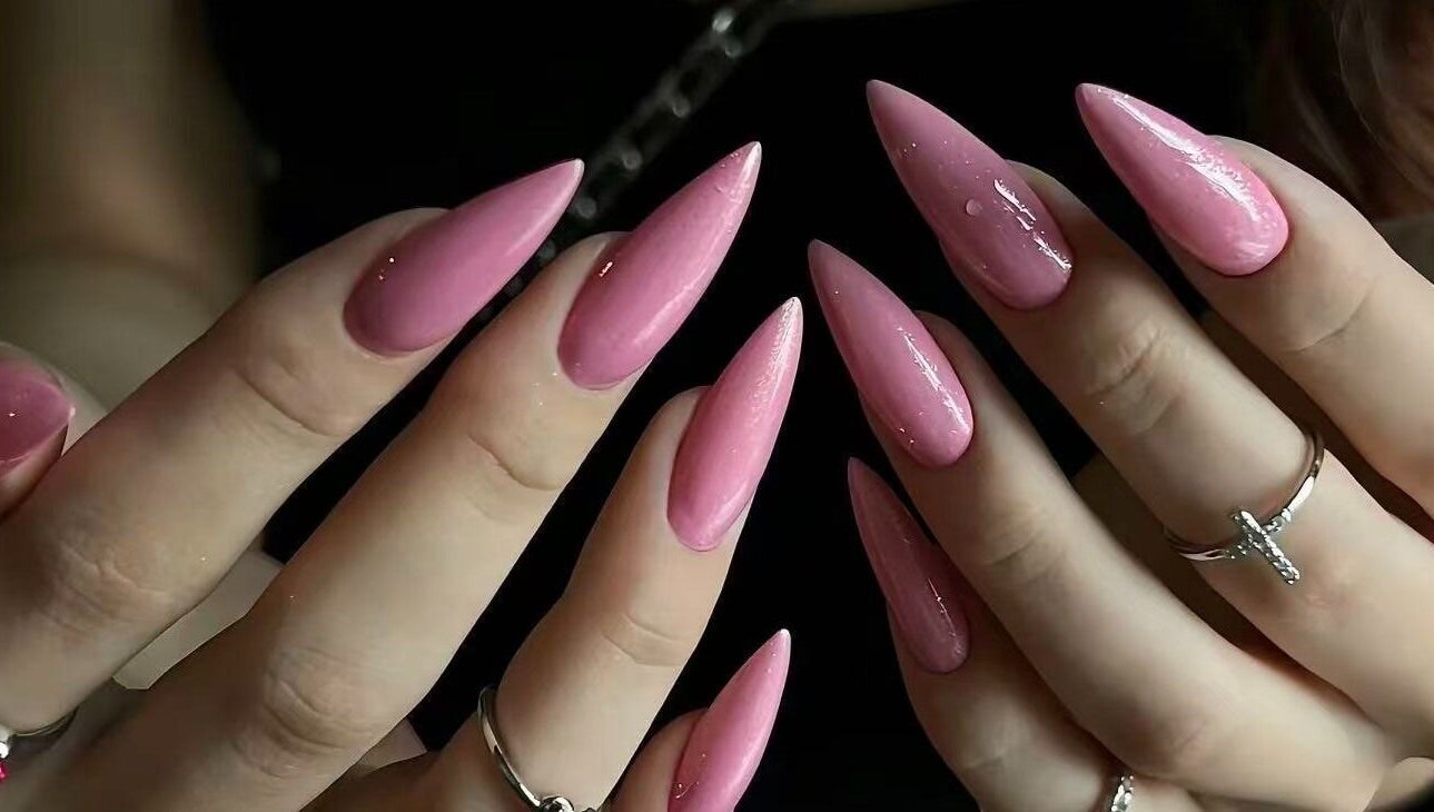 CATPRO Nail Salon位于伦敦，England，GB，展示优雅的粉色尖甲。