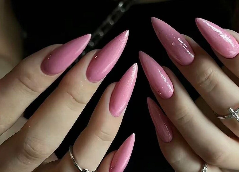 CATPRO Nail Salon位于伦敦，England，GB，展示优雅的粉色尖甲。