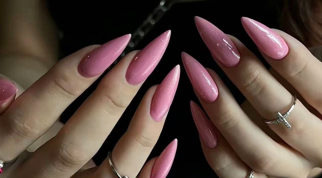CATPRO Nail Salon位于伦敦，England，GB，展示优雅的粉色尖甲。