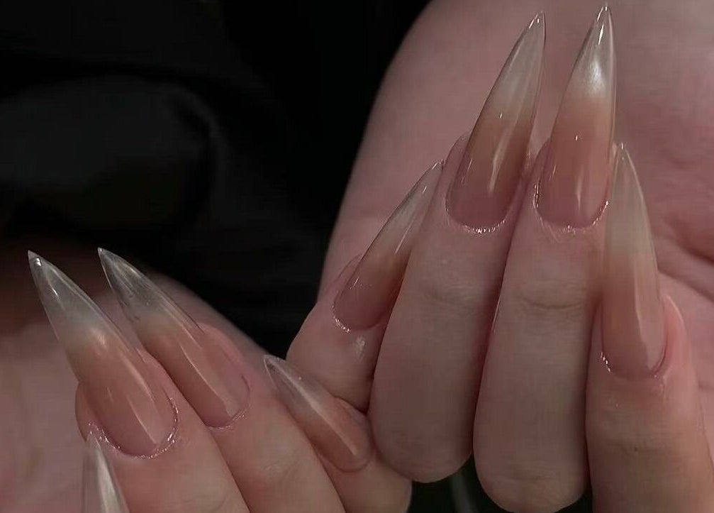 CATPRO Nail Salon的尖型法式美甲，位于伦敦，英国。