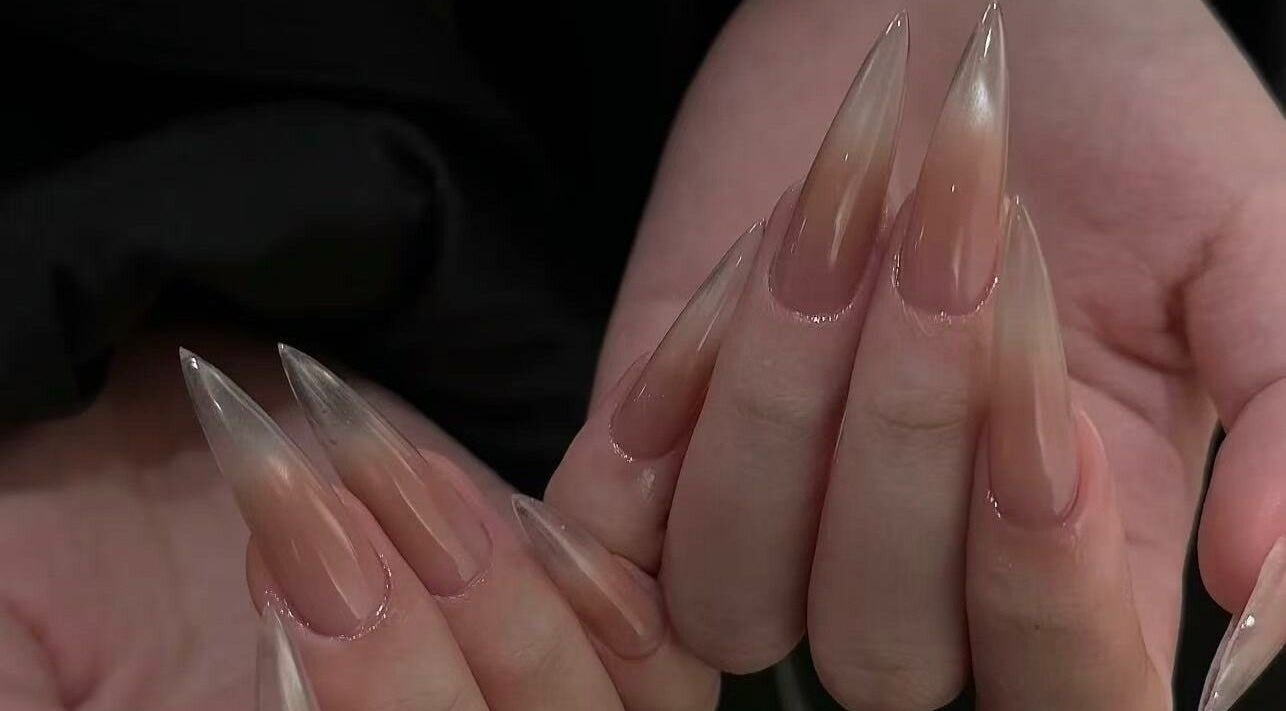 CATPRO Nail Salon的尖型法式美甲，位于伦敦，英国。