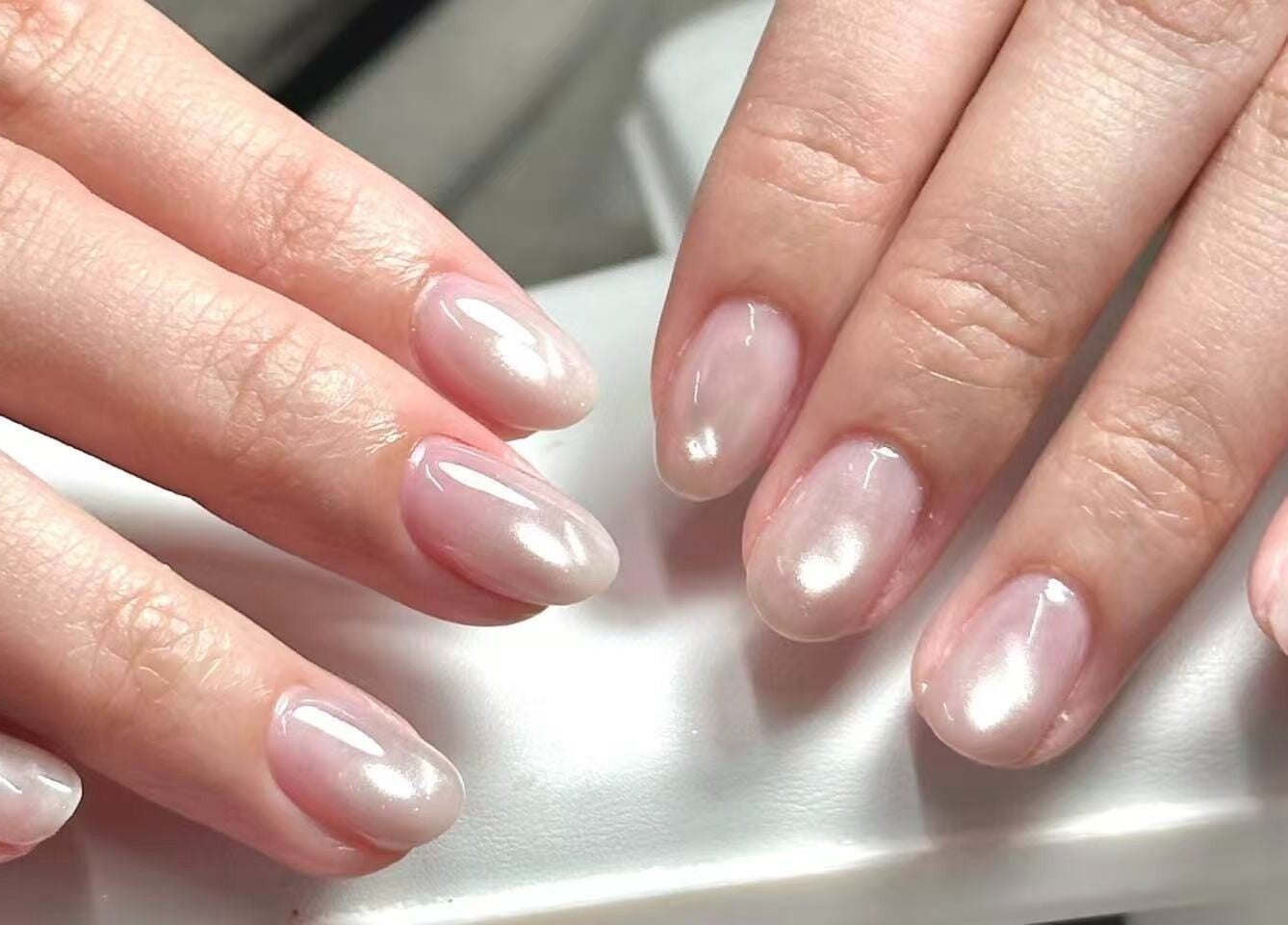 在伦敦的CATPRO Nail Salon光泽美甲作品，展现优雅和时尚。