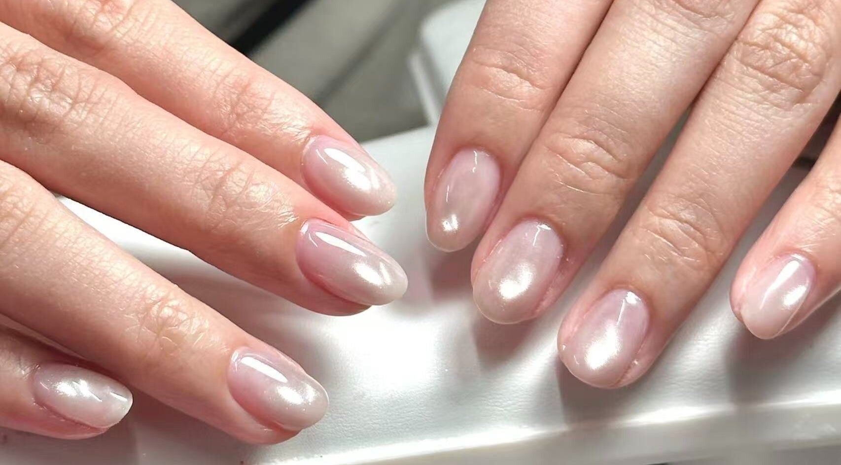 在伦敦的CATPRO Nail Salon光泽美甲作品，展现优雅和时尚。