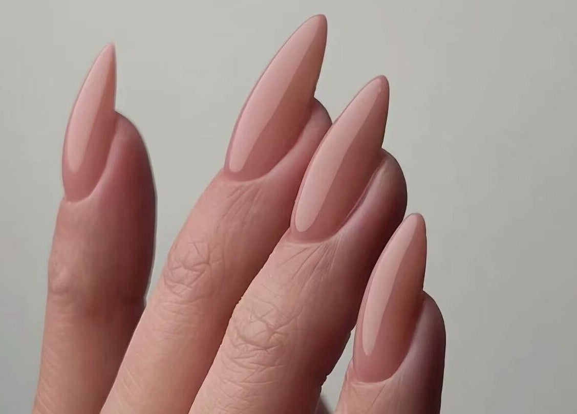 在伦敦CATPRO Nail Salon的优雅裸色美甲作品，高贵且时尚。