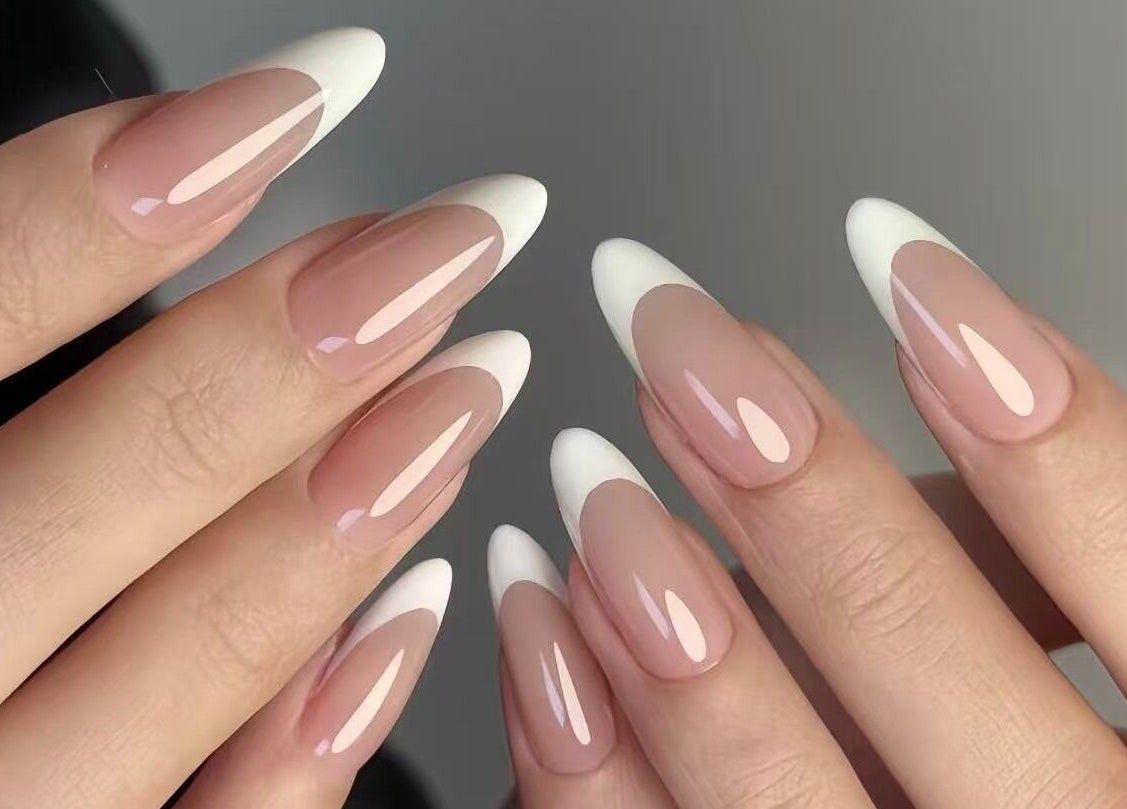 CATPRO Nail Salon，伦敦，英格兰，GB，展示精美的粉白法式美甲。